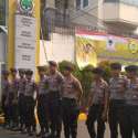 Personel Polri Berjaga Di Gerbang Kantor Golkar
