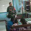 Di Biak, Babinsa Bantu Anak SD Menghafal Pancasila
