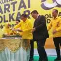 Potong Tumpeng, Airlangga Rayakan Hari Jadi Golkar Ke-55 Tahun