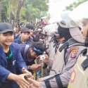Mahasiswa Yang Demo DPR Salami Polisi dan Bubar Dengan Tertib