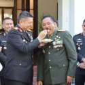 Rayakan HUT TNI, Kapolda Jateng Rela Suapi Pangdam Diponegoro