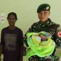 Dibantu Anggota TNI, Seorang Ibu Di Kampung Erambu Papua Lahirkan Bayi Mungil