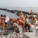 KBN Dan Sudin Lingkungan Hidup DKI Bersih-bersih Di Pantai Cilincing