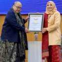 Di Hari Ibu, Rektor UIN Jakarta Raih Rekor MURI
