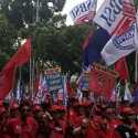 Unjuk Rasa Depan Taman Pandang Istana, Para Buruh Ingatkan Jokowi Untuk Hati-hati