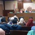 Romi Hanya Menunduk Saat Hadapi Tuntutan