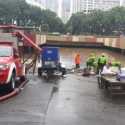 Banjir Underpass Kemayoran, Petugas Damkar Berupaya Sedot Genangan Air