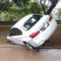 Sempat Viral Saat Terseret Banjir, BMW Putih Akhirnya Nyangkut Di Pohon