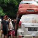 Puluhan Mobil Porak-poranda Diterjang Banjir, Pemilik Pasrah
