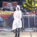 'Hantu Pocong' Ikut Aksi Kamisan Desak Kejagung Adili Novel Baswedan