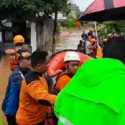 Tim Basarnas Evakuasi Korban Banjir di IKPN