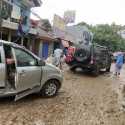 Mobil Korban Banjir Jatiasih Dievakuasi Komunitas Mobil <i>Off-road</i>