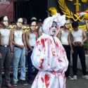 Teatrikal Pocong Berlumuran Darah Warnai Aksi Untuk Novel Baswedan