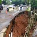 Hanya Dipasangi Bambu, Turap Di Pondok Kacang Barat Terancam Kembali Longsor