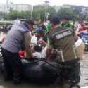 Aksi Heroik Kapolsek Kalideres Evakuasi Korban Banjir