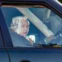 Muncul Pertama Kali Pasca Mundurnya Harry-Meghan, Ratu Elizabeth Nyetir Mobil Dengan Raut Wajah Marah