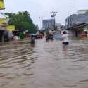 Akses Jalan Tangerang-Jakarta Lumpuh Akibat Banjir Setinggi Dada Dewasa