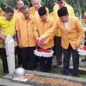 Peringati HUT Ke-60, Pengurus MKGR Ziarah Ke Makam Pendiri