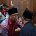 Berbatik Merah Dan Peci Hitam, Eks Menpora Imam Nahrawi Jalani Sidang Dakwaan
