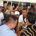 Seorang Pria Mengamuk Di Gedung DPR Minta Jiwasraya Dibenahi