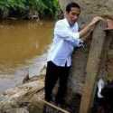Berdiri Di Tepian Sungai Saja Jokowi Tidak Khawatir Jatuh, Apalagi Cuma Ke Kediri