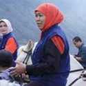 Sambil Menunggang Kuda, Gubernur Khofifah Nikmati Oksigen Gunung Bromo