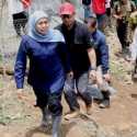 Khofifah Tempuh Medan Berat Untuk Temui Pengungsi Banjir Jember