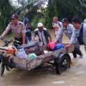 Warganet Ramai Puji Polri Yang Sigap Bantu Korban Banjir