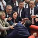 Gara-gara Protes, Sejumlah Politikus Baku Hantam Di Meja Parlemen Turki