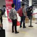 Terapkan Social Distancing, Ruang Gerak Penumpang Di Bandara Dibatasi Garis Kuning