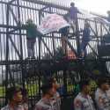 Mahasiswa Pasang Spanduk #BahayaOmnibusLaw Di Pagar Gedung DPR