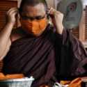 Di Tengah Wabah, Biksu Buddha Di Thailand Produksi Masker Dari Plastik