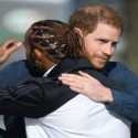 Pangeran Harry Berpelukan Dengan Pembalap Dunia Hamilton Saat Peresmian Museum, Jelang Pelepasan Gelar Kerajaan