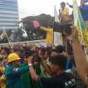 Aksi Mahasiswa Tolak RUU Ciptaker Di DPR Sempat Memanas
