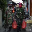 TNI Terus Bantu Warga Yang Kurang Mampu Dengan Membagikan Makanan Siap Saji
