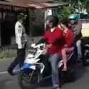 Petugas Mulai Adang Pengendara Motor Tanpa Masker Di Pintu Masuk Jakarta