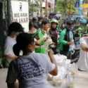 Sudah Satu Minggu, Warung Makar Lieus Bagi-bagi Makan Untuk Ojol Dan Masyarakat