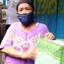 Mata Ibu RT Berkaca-kaca Saat Terima Bantuan Sembako Polri