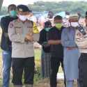 Timsus Polda Metro Jaya Bantu Pemakaman Jenazah Pasien Covid-19 di TPU Tegal Alur