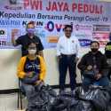 PWI Jaya Peduli Berikan Bantuan Sembako Untuk Pekerja Harian