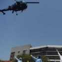 Apresiasi Para Tenaga Medis, Helikopter Angkatan Udara India Hujani Bunga Di Atas Rumah Sakit