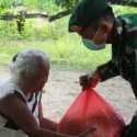 Berkah Ramadhan, Satgas Yonif 411 Kostrad Bagikan Sembako Di Perbatasan