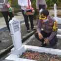 Saat Kapolres Tanggamus Bersimpuh Di Pusara Seorang Aiptu