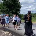 Pengikut Ortodoks Di Moldova Meyakini Berjalan Kaki Berhari-hari Sambil Berdoa Bisa Menangkal Virus Corona