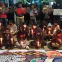 Vonis Kasus Air Keras Masih Berlangsung, Sekelompok Massa Gelar Aksi Nyalakan Lilin Di Depan Pengadilan