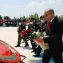 Erdogan Letakkan Karangan Bunga Di Monumen Martir Pada Peringatan Empat Tahun Gagalnya Kudeta Berdarah