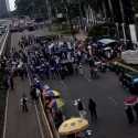 Depan Gedung DPR Dipenuhi Pendemo, Transjakarta Alihkan Sejumlah Rute