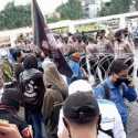 Ribuan Demonstran Di Depan DPR Dibagi Dalam Dua Kelompok