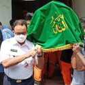 Takziyah Petugas PPSU Korban Tabrak Lari, Anies Angkat Keranda Jenazah