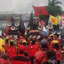 Di Depan Gedung Wakil Rakyat, Buruh: Jokowi Adalah Orang Nomor Satu Yang Hapuskan Buruh Tetap!